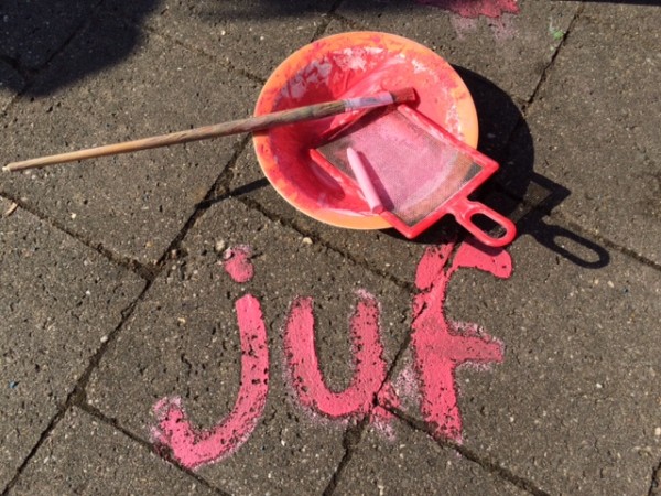 Juf met stoepkrijtverf